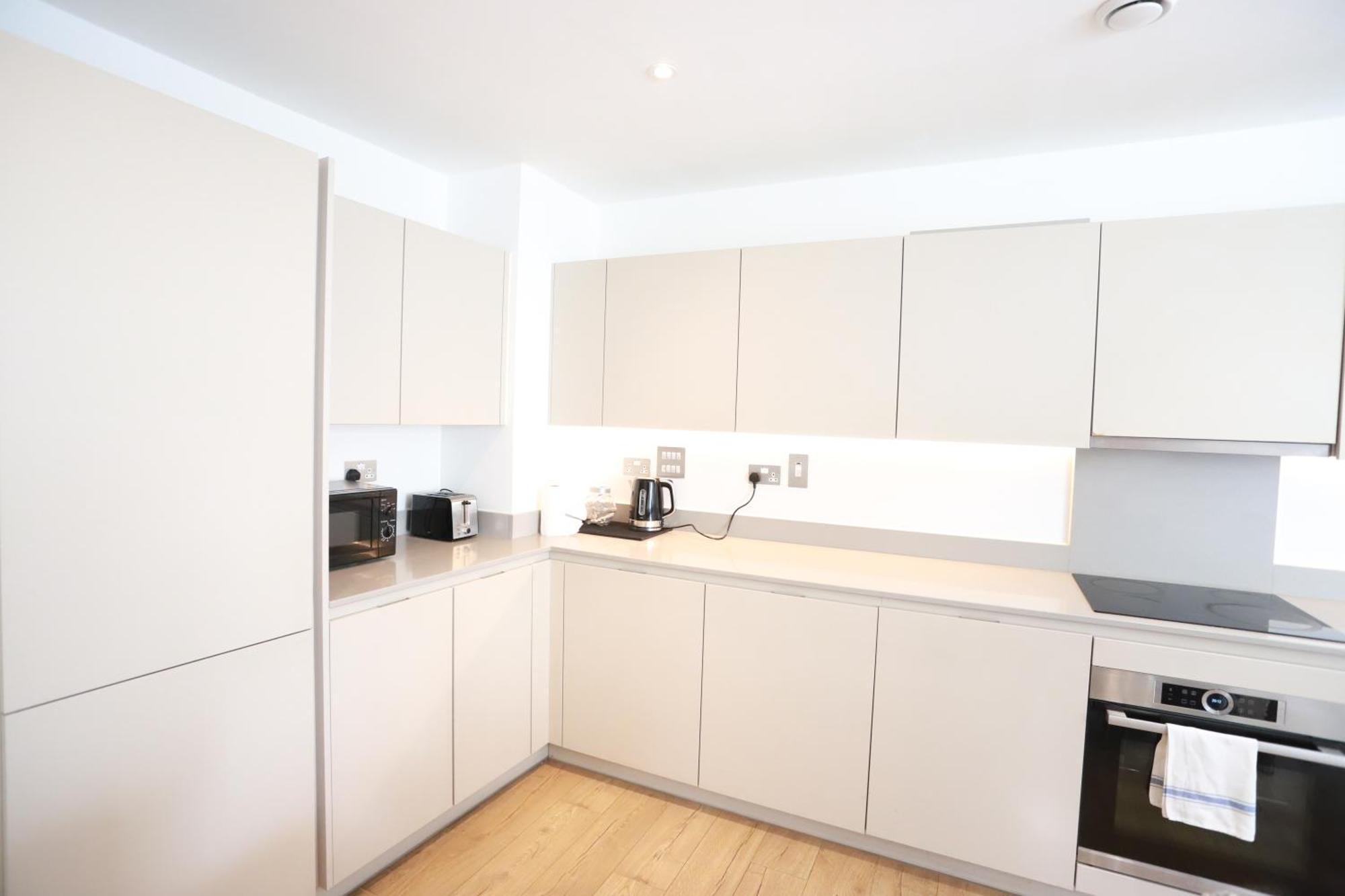 Апартаменты Spacious 3-story Retreat With Rooftop Terrace And Modern Amenities *