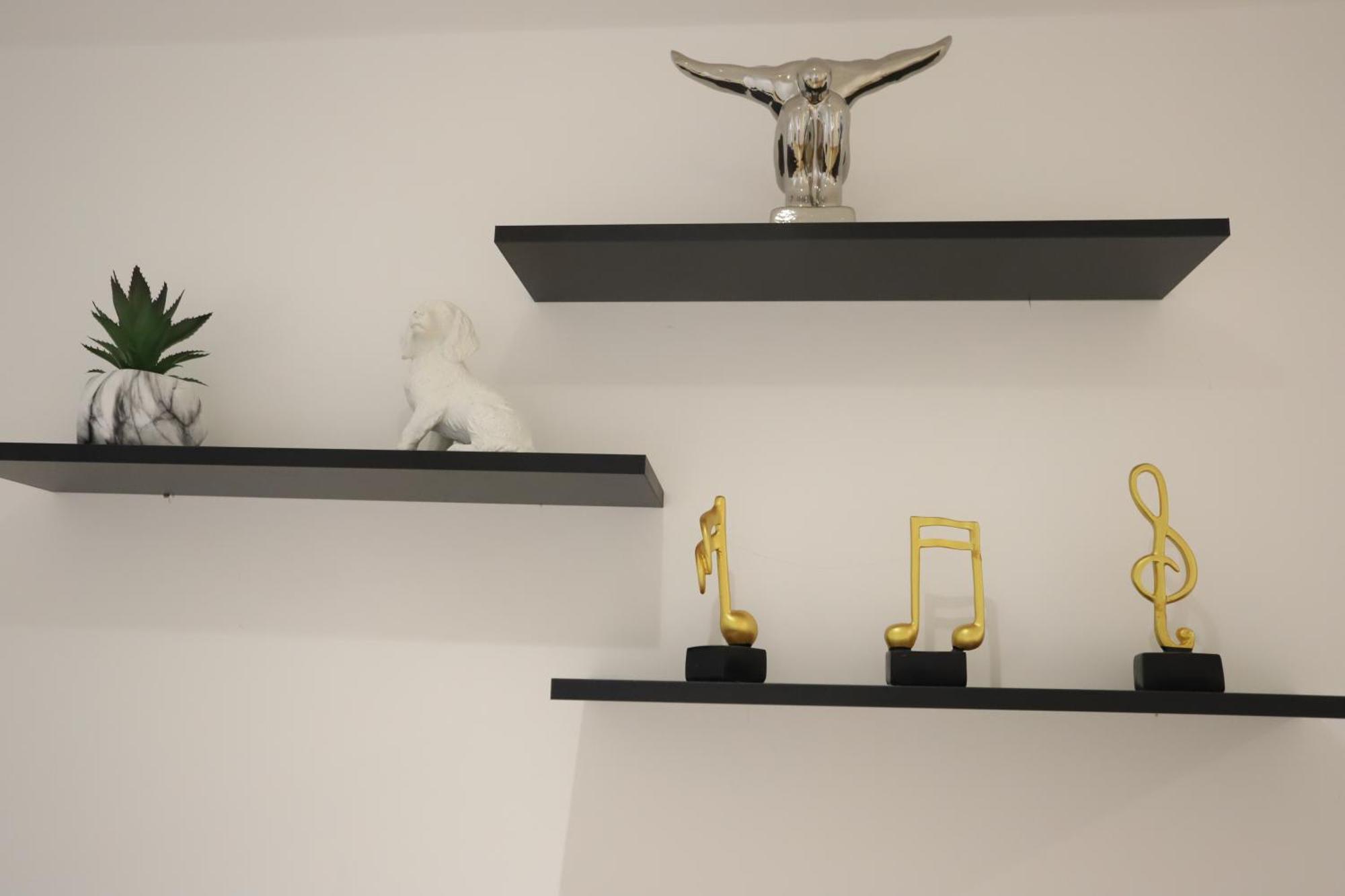 Spacious 3-story Retreat With Rooftop Terrace And Modern Amenities * Лондон