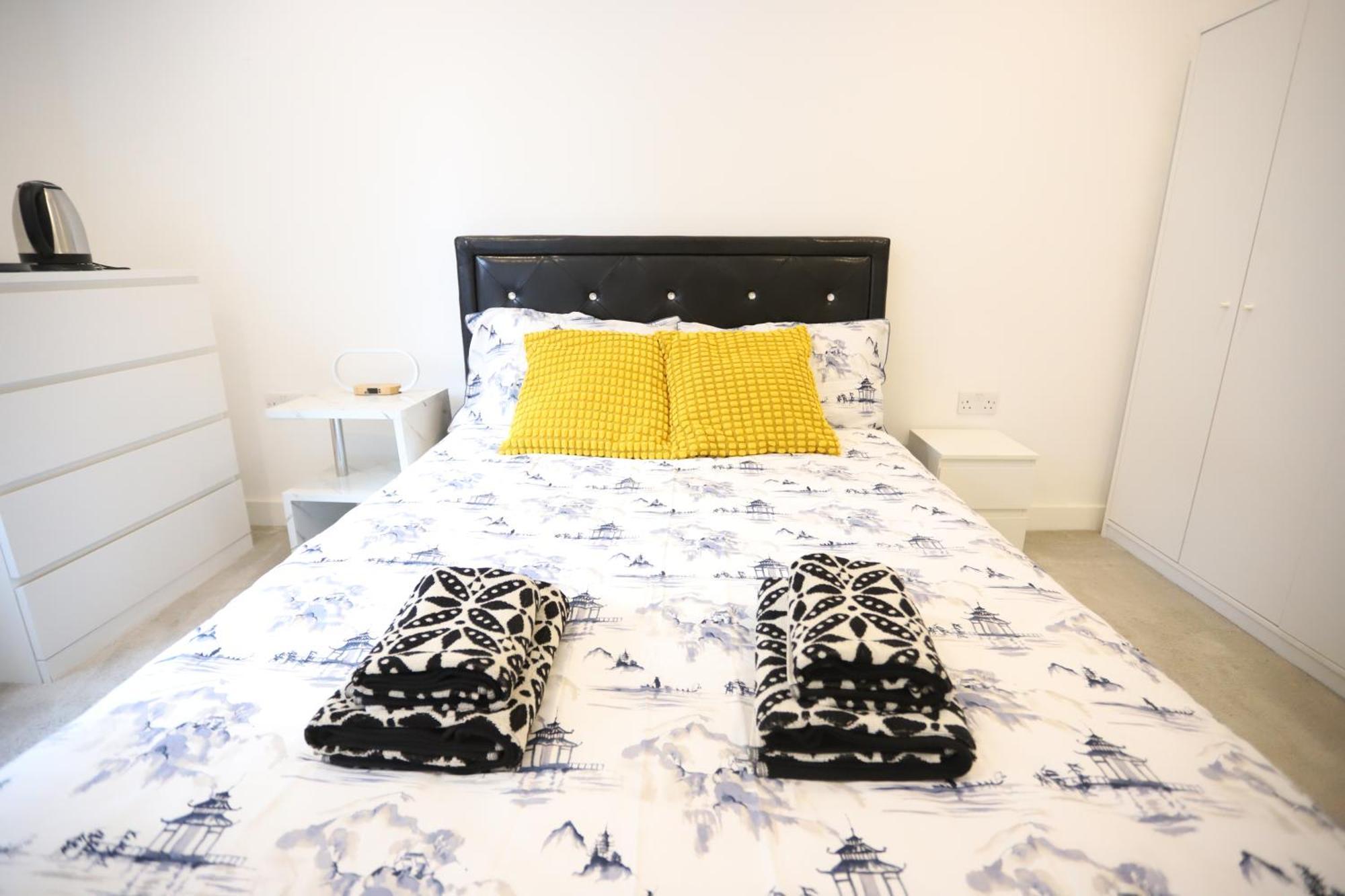 Spacious 3-story Retreat With Rooftop Terrace And Modern Amenities * Лондон