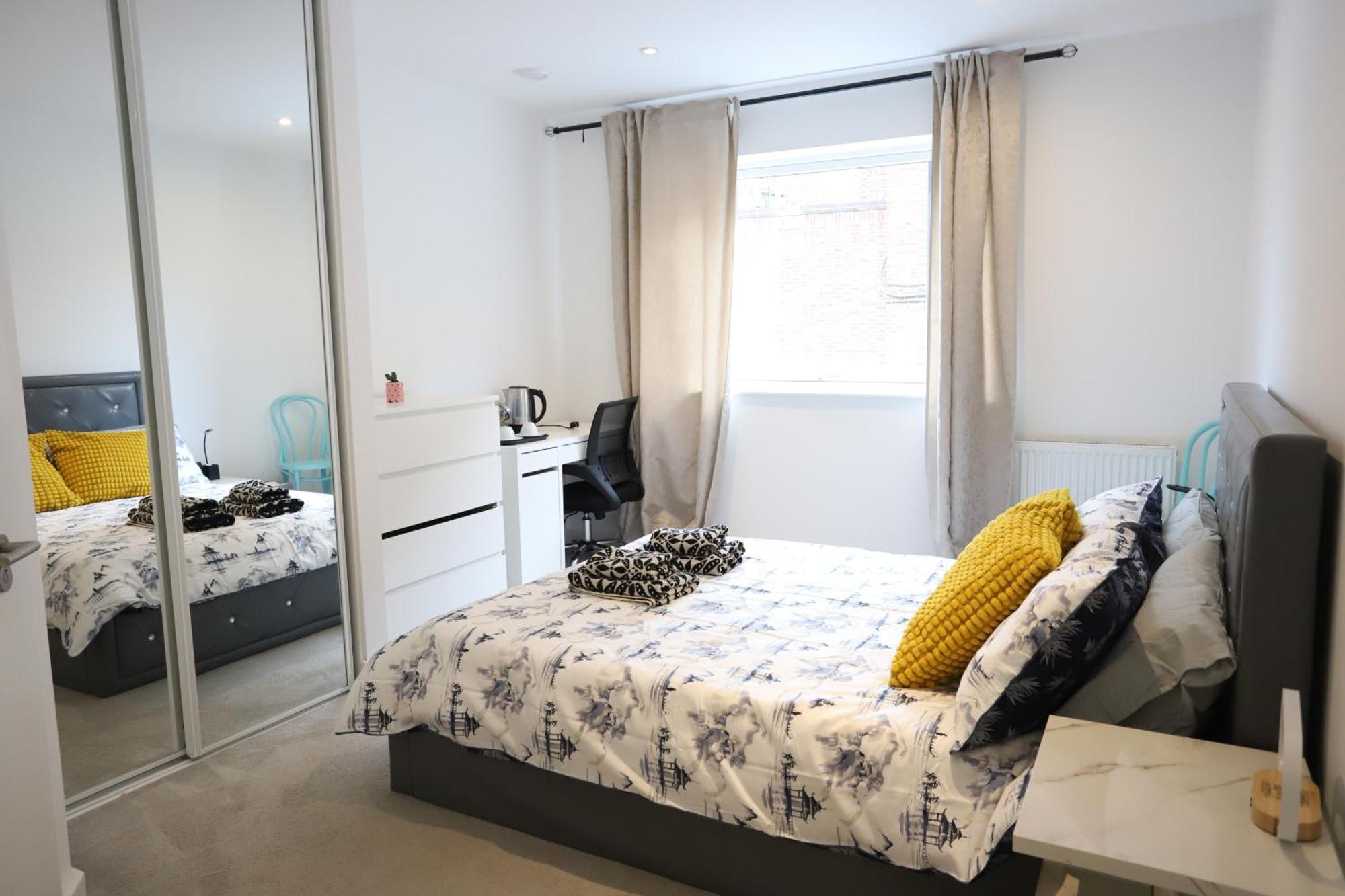 Апартаменты Spacious 3-story Retreat With Rooftop Terrace And Modern Amenities