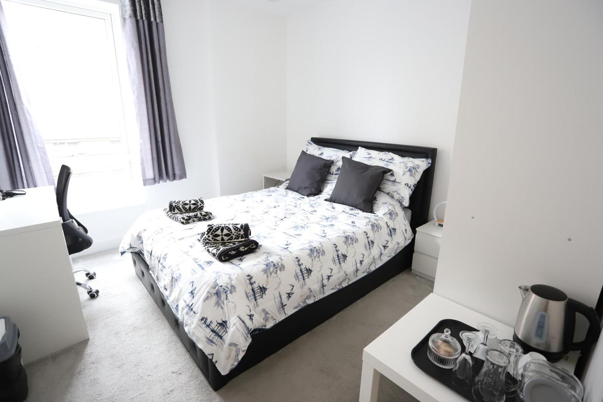 Апартаменты Spacious 3-story Retreat With Rooftop Terrace And Modern Amenities Лондон