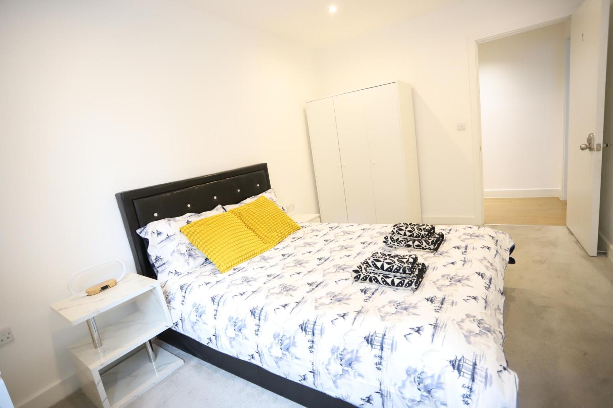 Spacious 3-story Retreat With Rooftop Terrace And Modern Amenities * Лондон