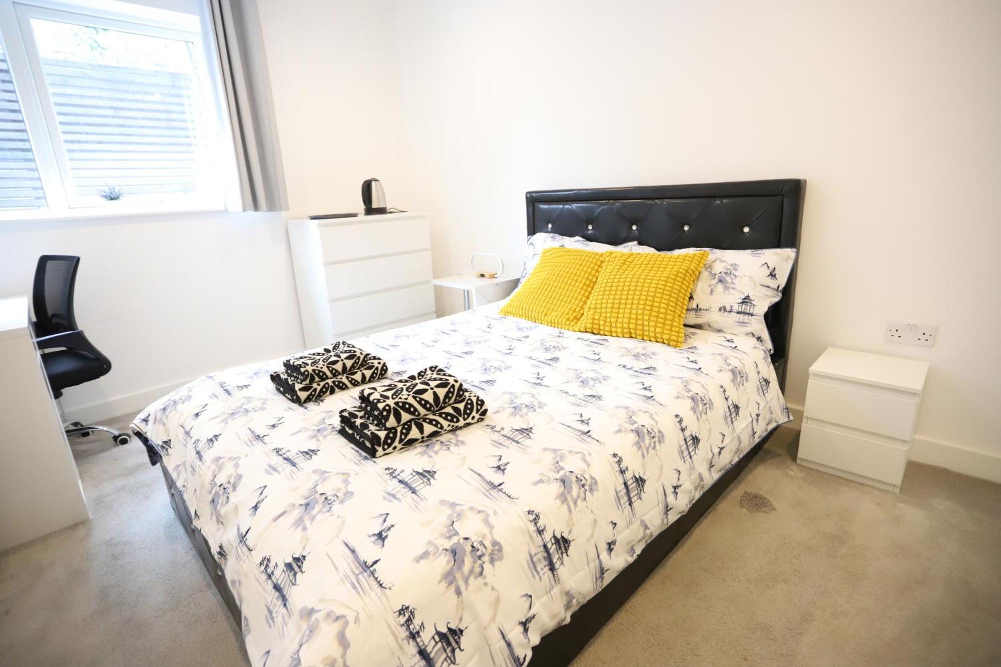 Апартаменты Spacious 3-story Retreat With Rooftop Terrace And Modern Amenities Лондон