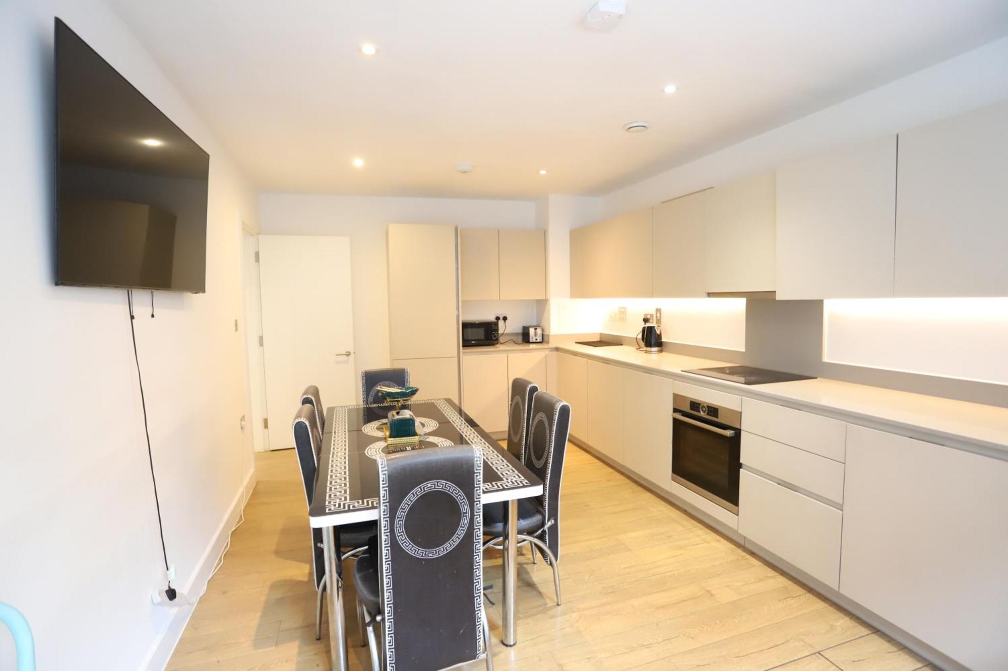 Spacious 3-story Retreat With Rooftop Terrace And Modern Amenities Appartement